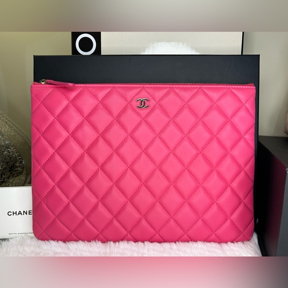 CHANEL Handbags - 🔥UNUSED! CHANEL•Lambskin Quilted O-Case Clutch
